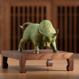Elegant Brass Charging Bull Ornament Realistic Copper Cow Sculpture Business Prosperity Tabletop Decor Gift